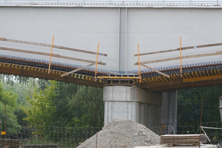 Zakończono montaż i scalanie konstrukcji stalowej mostu...