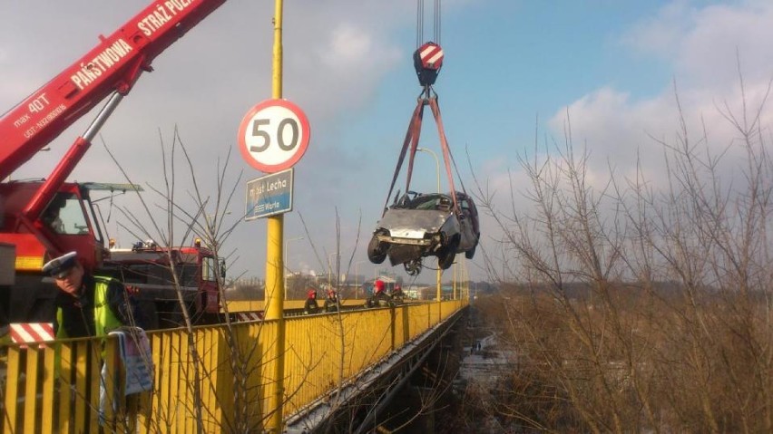 Wypadek w Poznaniu - Samochód spadł z mostu Lecha