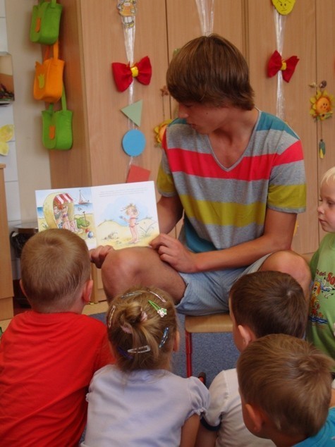 Wronki. KKS Lech Poznań czytał dzieciom w przedszkolu [FOTO]