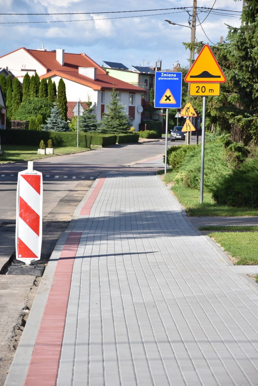 Malbork. Na Żuławskiej trwa wymiana chodnika. Przy okazji zniknie parking na rogu Akacjowej? Piesi wchodzą tam na jezdnię, omijając auta