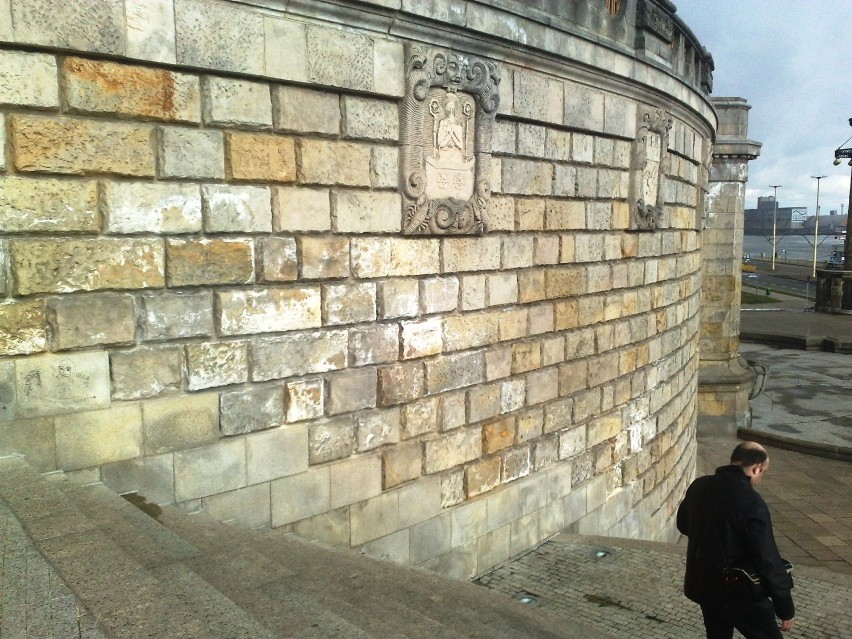 Zacieki na Wałach od strony Placu Obrońców Westerplatte