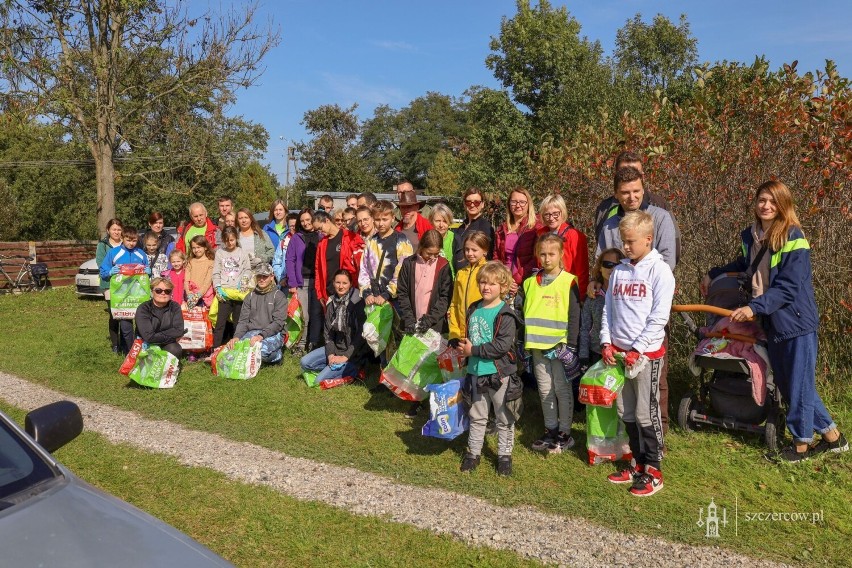 Wspólna akcja sprzątania lasu w gminie Szczerców