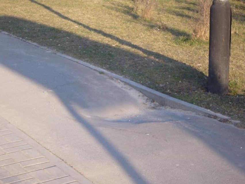 zapadnięty asfalt na ścieżce rowerowej -al.Powstańców Warszawy