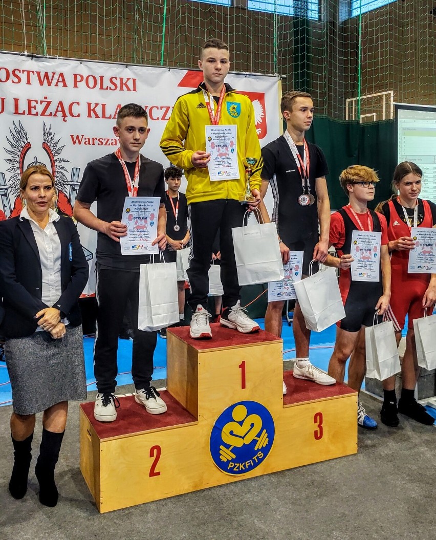PMKS Rybak Władysławowo na mistrzostwach w Warszawie. W klasyku zdobyli 14 medali. Zaliczyli też udane powroty | ZDJĘCIA