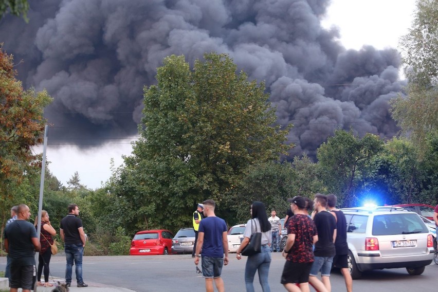 Pożar w Sosnowcu. Kłęby dymu widziane w wielu miastach woj. śląskiego [ZDJĘCIA]. To płonęły chemikalia