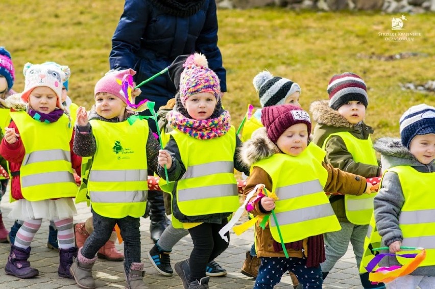 Dzieci powitały wiosnę. Ile było kwiatków i kolorów! [ZDJĘCIA]