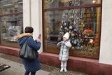 Niezwykła choinka w centrum Kielc. Bombki z całego świata zachwycają przechodniów [WIDEO, ZDJĘCIA]