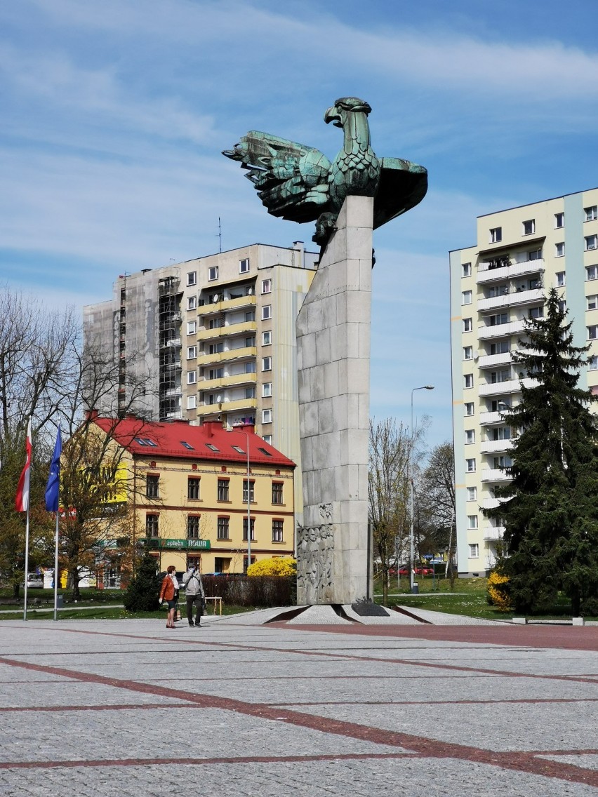 Chrzanów. Mieszkańcy skrywają twarze za maskami. Nie wszystkim takie rozwiązanie się podoba [ZDJĘCIA]