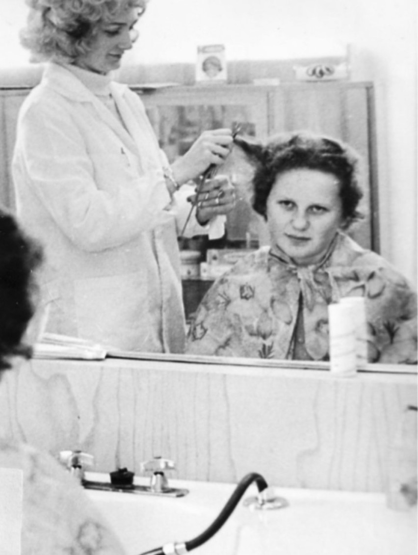 Rok 1969. Fryzjerka Regina Schneider.
