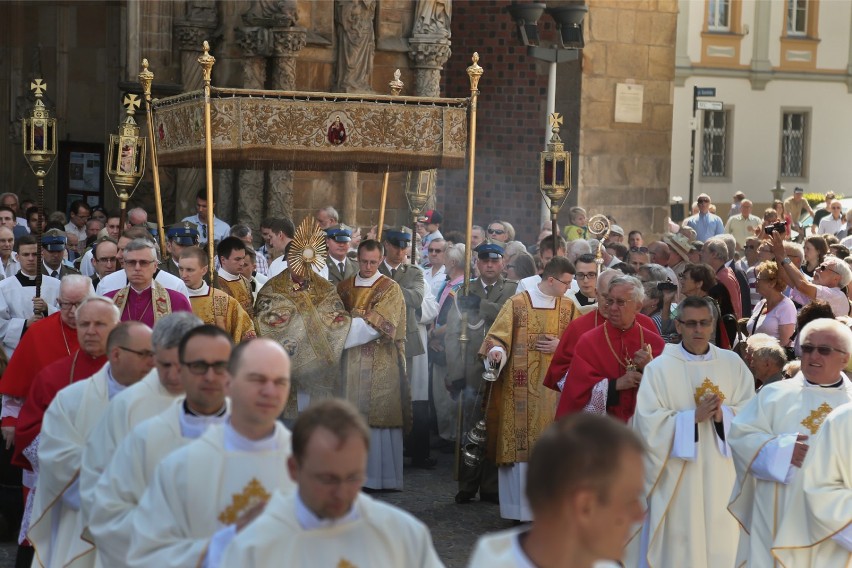 Procesja Bożego Ciała przeszła przez Wrocław [ZDJĘCIA]