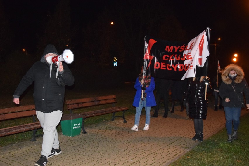Strajk kobiet w Wieluniu. Demonstranci spacerowali w...