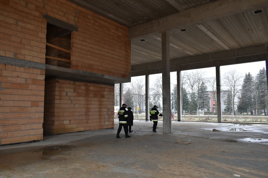 Komenda straży pożarnej w Żarach pnie się do góry. Najnowsze zdjęcia z placu budowy