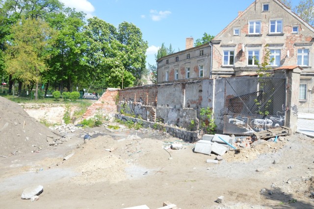 Były teren po budynku, w którym mieściła się Liga Obrony Kraju, to obecnie ruina. Ale jeśli pojawi się nowy inwestor, który postanowi wybudować tu budynek, być może miejsce stanie się atrakcyjne