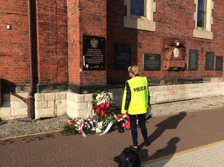To 72-letnia kobieta zamazała czarną farbą słowa "polegli" na tablicy smoleńskiej w Sosnowcu