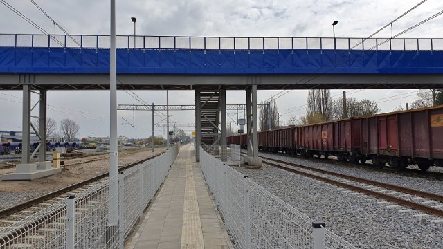 W Ostrowcu Świętokrzyskim podróżni korzystają z odnowionego peronu i wyremontowanej kładki.