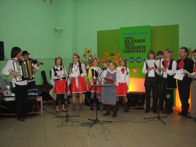 Zesp&oacute;ł wokalny działający przy Wiejskim Domu Kultury prowadzony przez pana Arkadiusza Łapińskiego.
