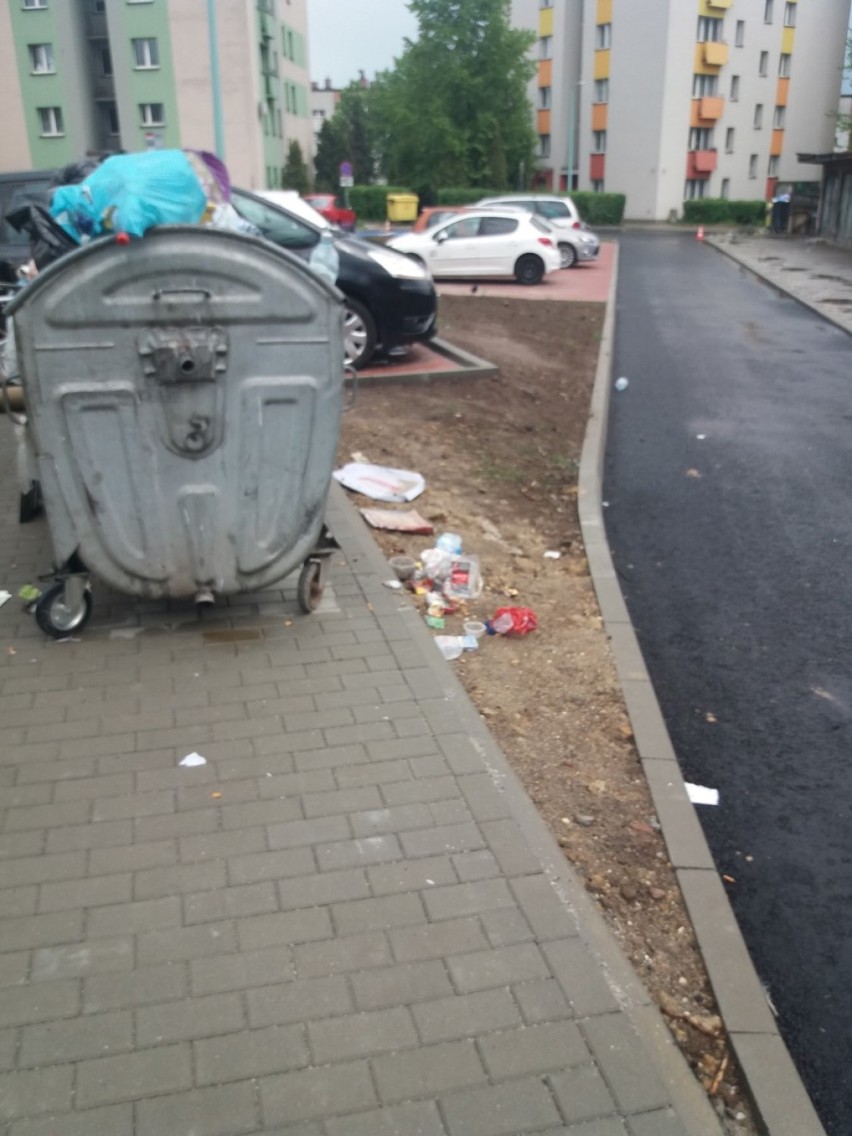 Na Placu Zwycięstwa śmieci walają się po ulicy