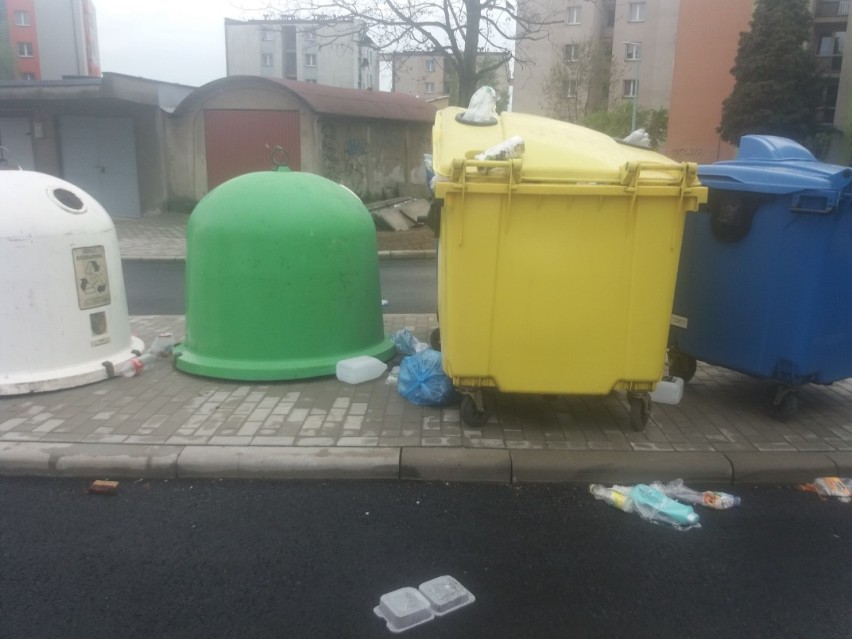 Na Placu Zwycięstwa śmieci walają się po ulicy