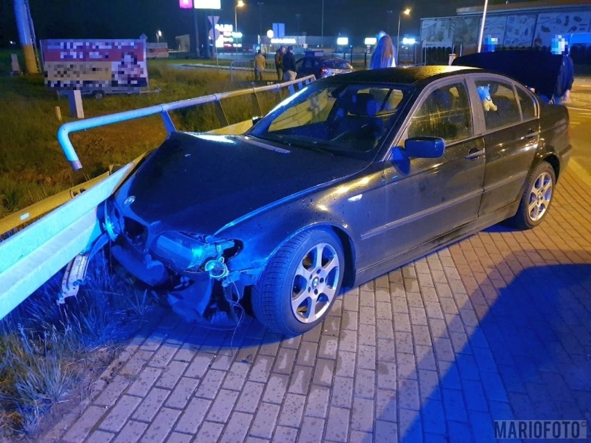 Wypadek na Byczyńskiej w Kluczborku. Kierowca BMW wylądował na barierkach przy rondzie