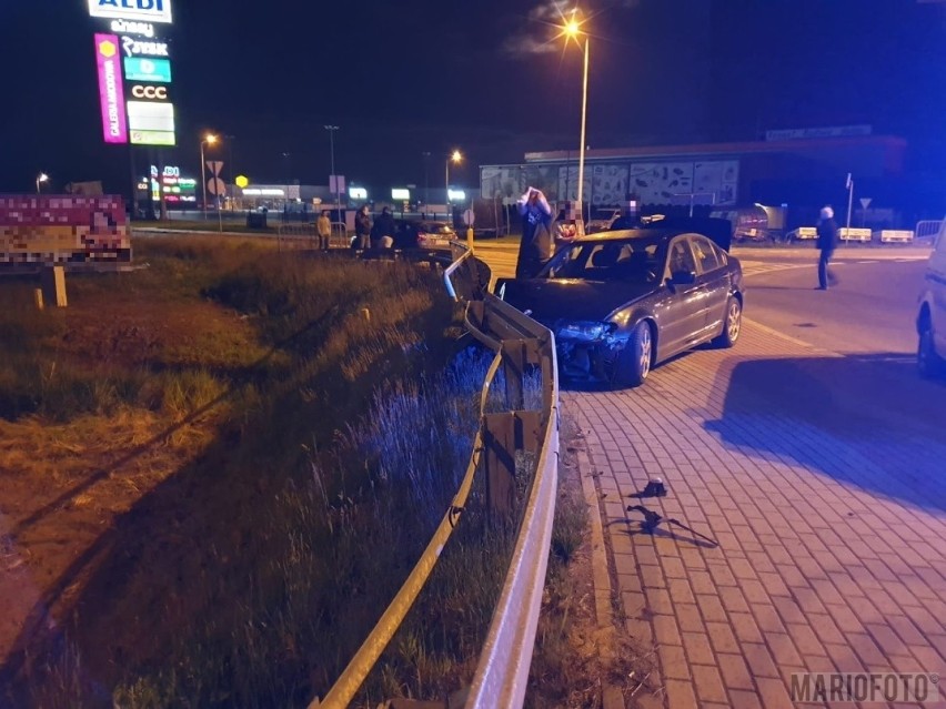 Wypadek na Byczyńskiej w Kluczborku. Kierowca BMW wylądował na barierkach przy rondzie