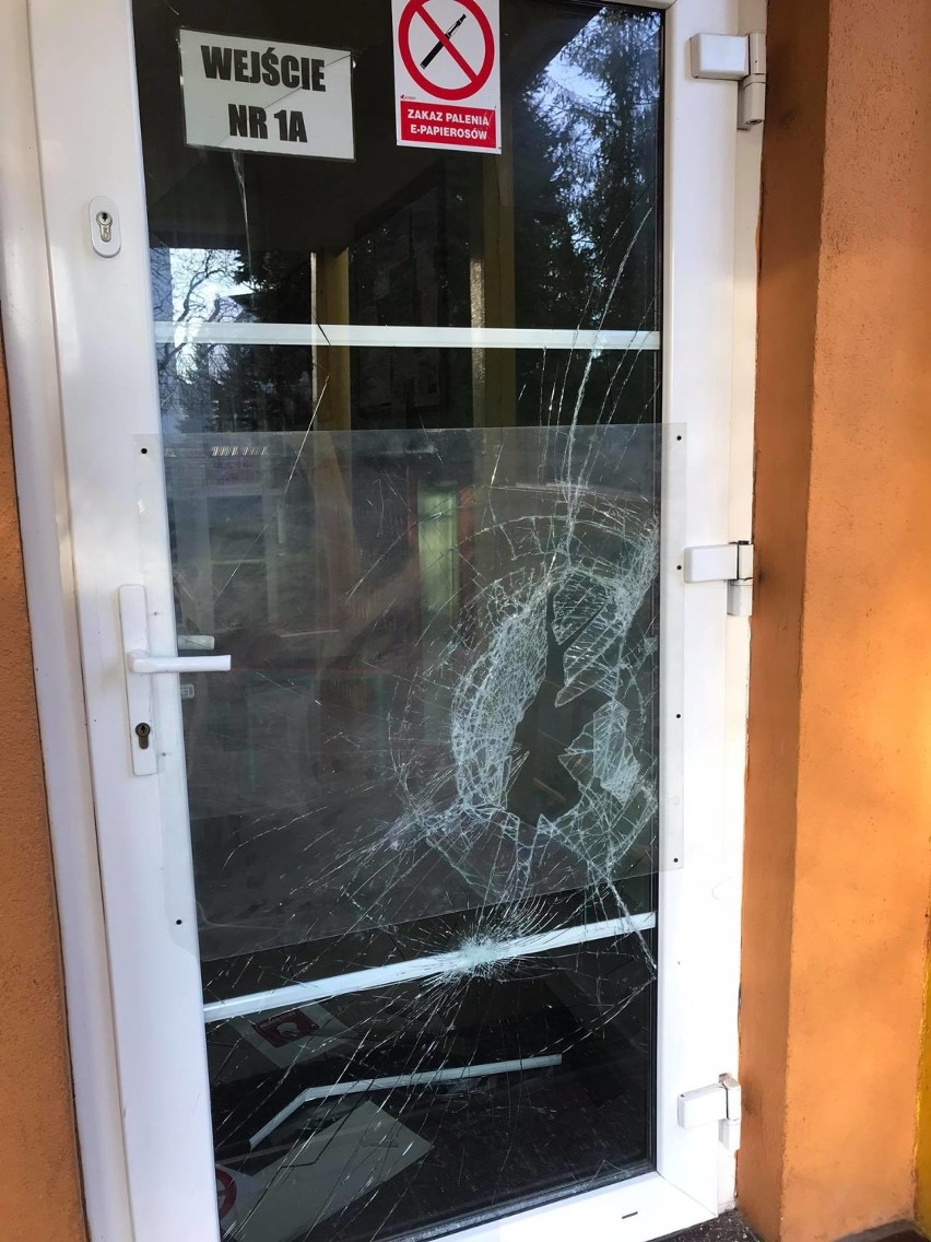 Zniszczono drzwi wejściowe do Szkoły Podstawowej nr 5 w Zawierciu.