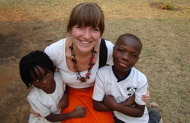 Wolontariuszka i podopieczni w Zambii.