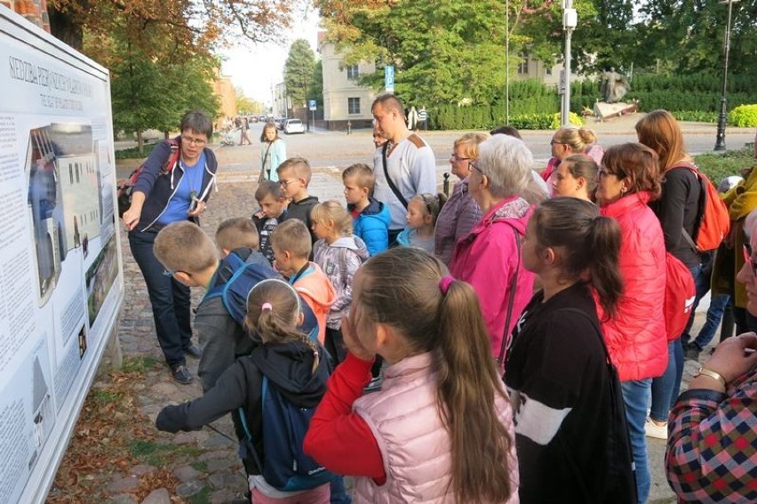 Stowarzyszenie SENIOR XXI oraz Gołuchowskie Centrum Kultury „ZAMEK” w Gołuchowie na międzypokoleniowej wyciecze w Poznaniu