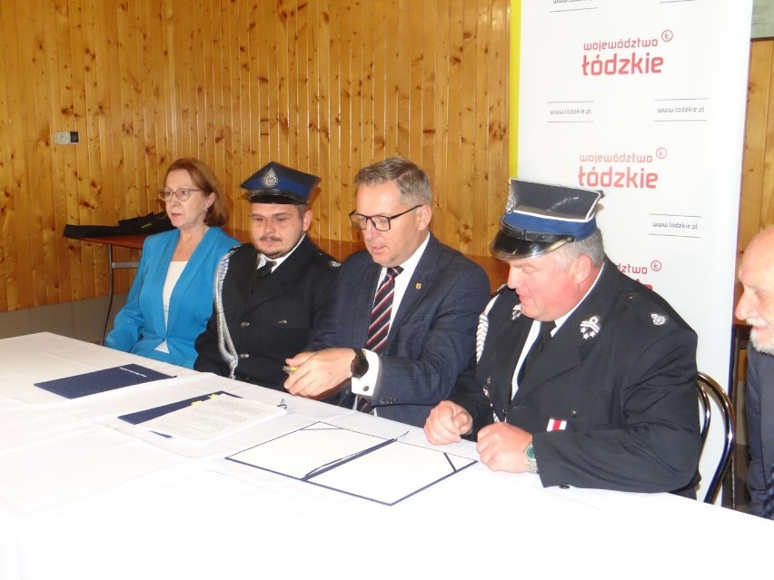 Strażacy z OSP z powiatu radomszczańskiego podpisali umowy...