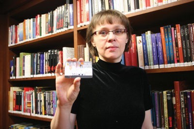 Anna Wojtkowska-Witala prezentuje awers nowej karty bibliotecznej