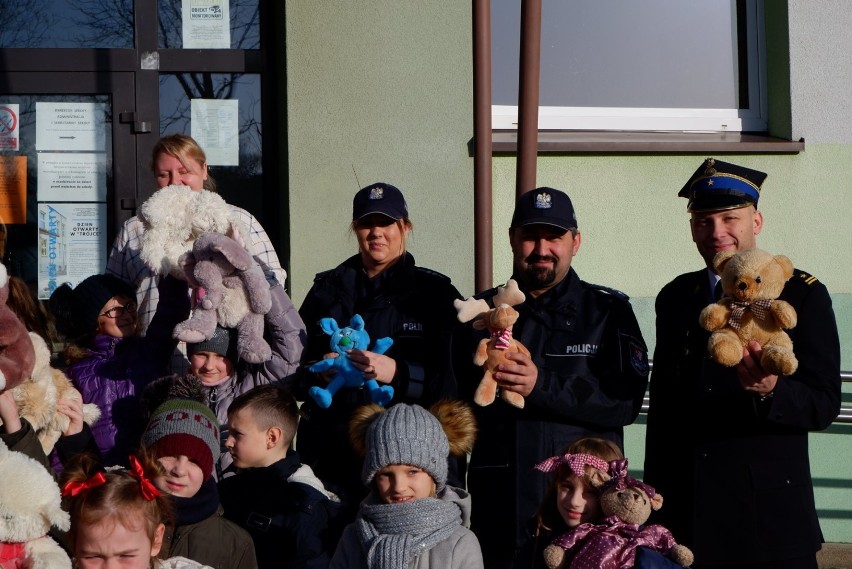 Uczniowie SP nr 3 w Darłowie zebrali misie dla poszkodowanych w wypadkach [ZDJĘCIA]