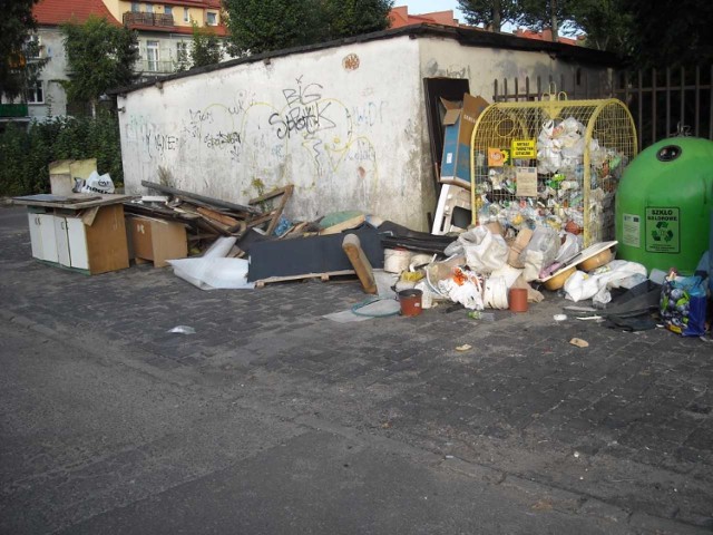 Śmieci wielkogabarytowe zostały uprzątnięte przez pracowników PGK natychmiast po zgłoszeniu przez mieszkańców