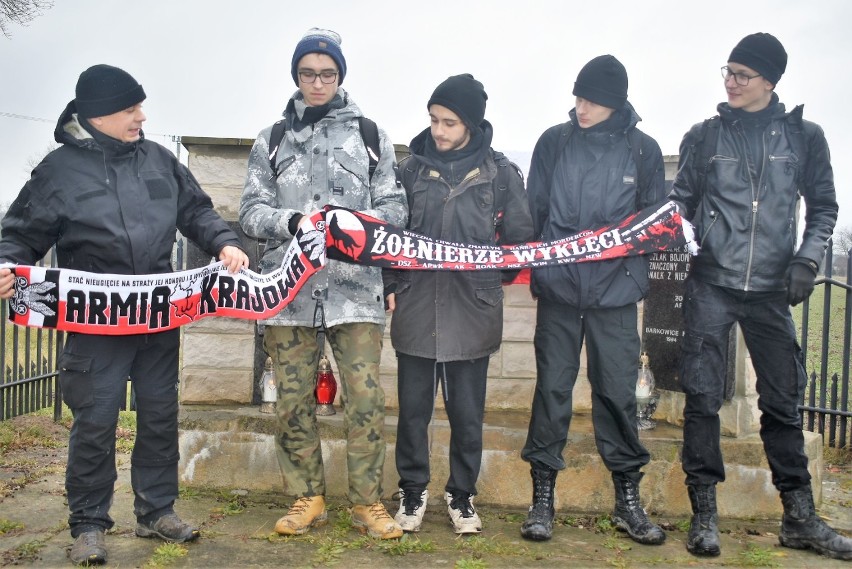 Rajd pieszy tomaszowian w rocznicę utworzenia Armii Krajowej [ZDJĘCIA]