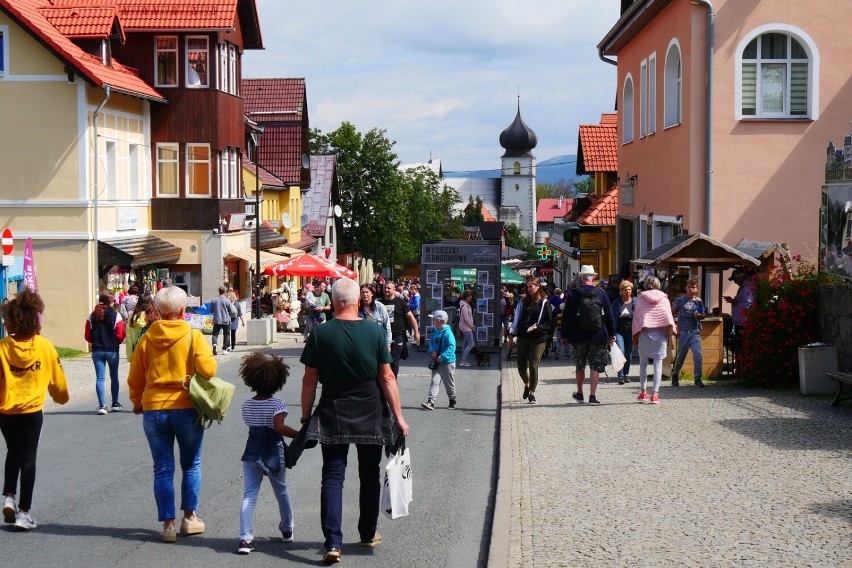 Tłumy turystów w Karpaczu i na Śnieżce w miniony weekend. Dolnośląskie kurorty przeżywają prawdziwe oblężenie! [ZDJĘCIA]