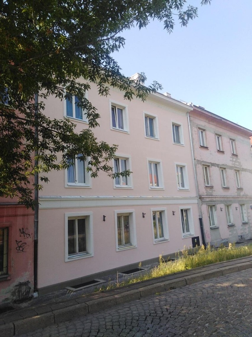 Remont kamieniczki na Mariensztacie. Po ponad 70 latach od budowy odświeżono jeden z kolorowych budynków 
