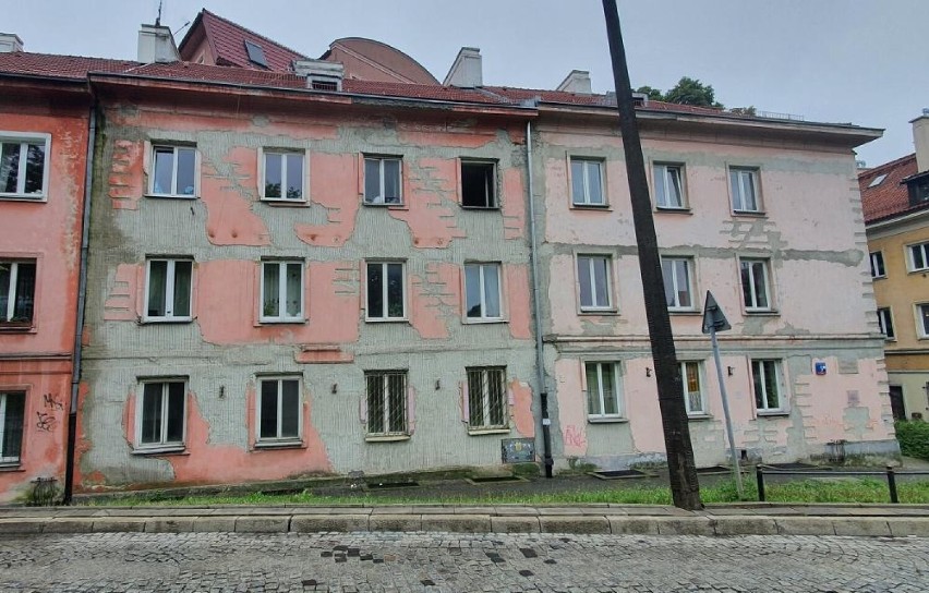 Remont kamieniczki na Mariensztacie. Po ponad 70 latach od budowy odświeżono jeden z kolorowych budynków 