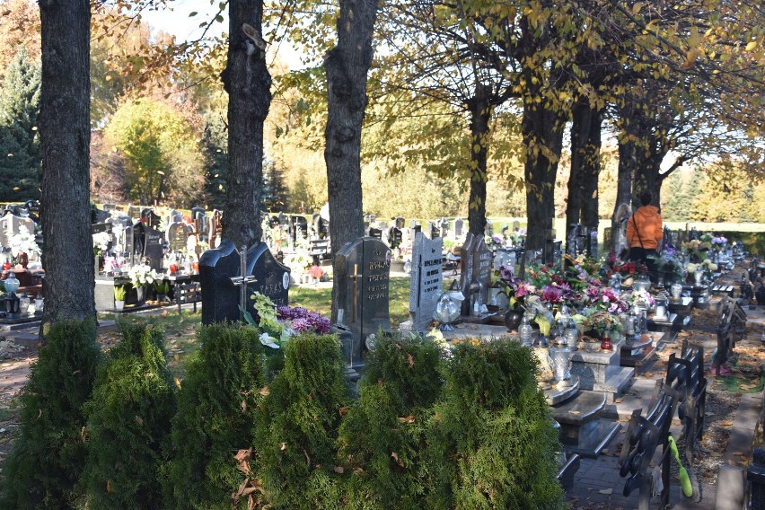 Na cmentarzu komunalnym w Żorach, mieszkańcy zajmowali się...