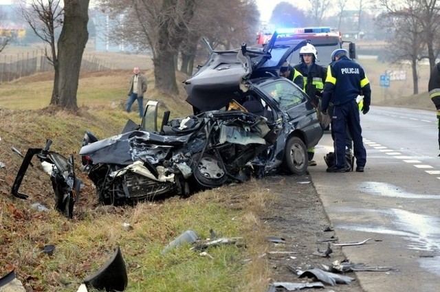 W czwartek, 15 grudnia, w wypadku samochodowym w Bogucinie zginął 37-letni kierowca i podróżująca z nim 32-letnia krewna.