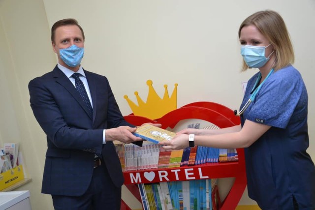 Kaliska fundacja Martel zamontowała kolejną szpitalną biblioteczkę dla dzieci