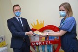 Kaliska fundacja Martel zamontowała kolejną szpitalną biblioteczkę dla dzieci. ZDJĘCIA