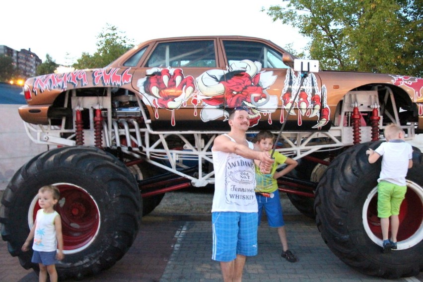 Monster trucki i jazda na dwóch kołach [ZDJĘCIA, WIDEO]