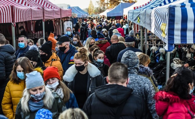 Zaglądamy na giełdę przy ul. Glinki w Bydgoszczy, gdzie w niedzielę (15 listopada), jak co tydzień, można było kupić prawie wszystko...

Tym razem na stoiskach - prócz odzieży wyraźnie już zimowej, garnków, chemii gospodarczej, mebli czy perfum - pojawiły się już świąteczne akcenty, zarówno na ubraniach, jak i wśród ozdób m.in. ogrodowych. Z kolei na pchlim targu jedną z ciekawszych propozycji były pamiątki z lat PRL-u od kolekcjonera.