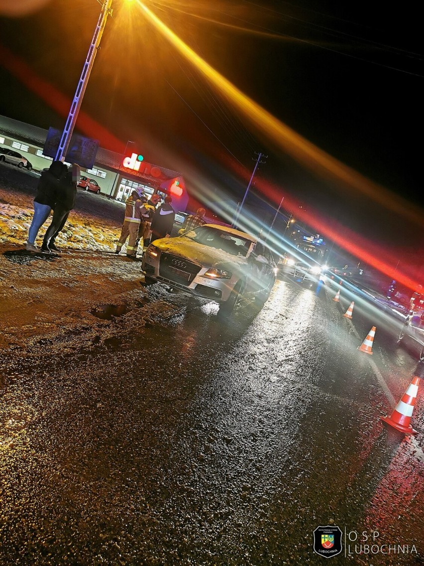 Wypadek z udziałem samochodu i skutera w Lubochni koło Tomaszowa Maz. [ZDJĘCIA]