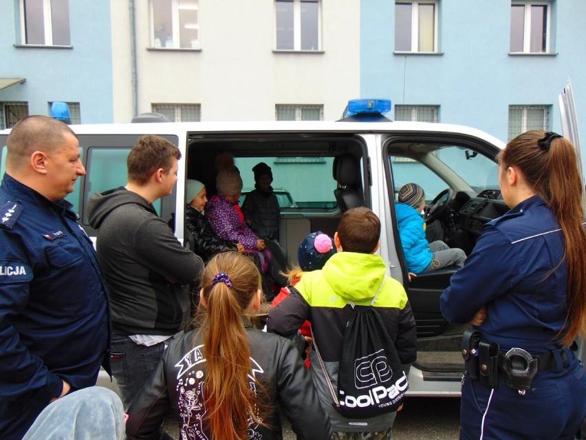 Policjantów z oświęcimskiej komendy odwiedziły dzieci z...