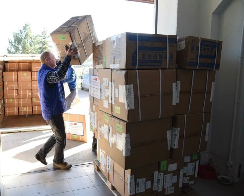 3 tony środków ochrony osobistej z Chin trafią do szpitali i placówek medycznych na Pomorzu [zdjęcia]