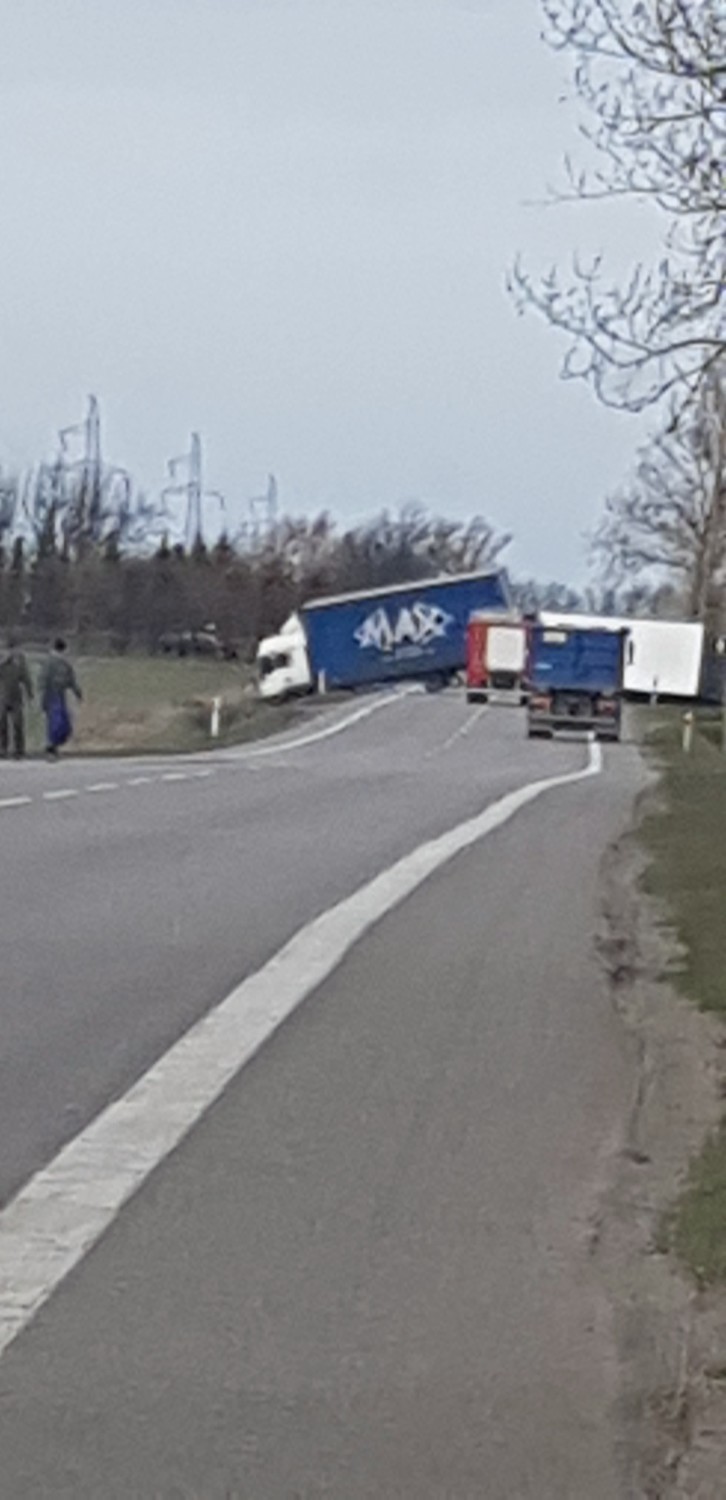 Zablokowana droga DW 216 Swarzewo - Władysławowo. Wywróciła się ciężarówka