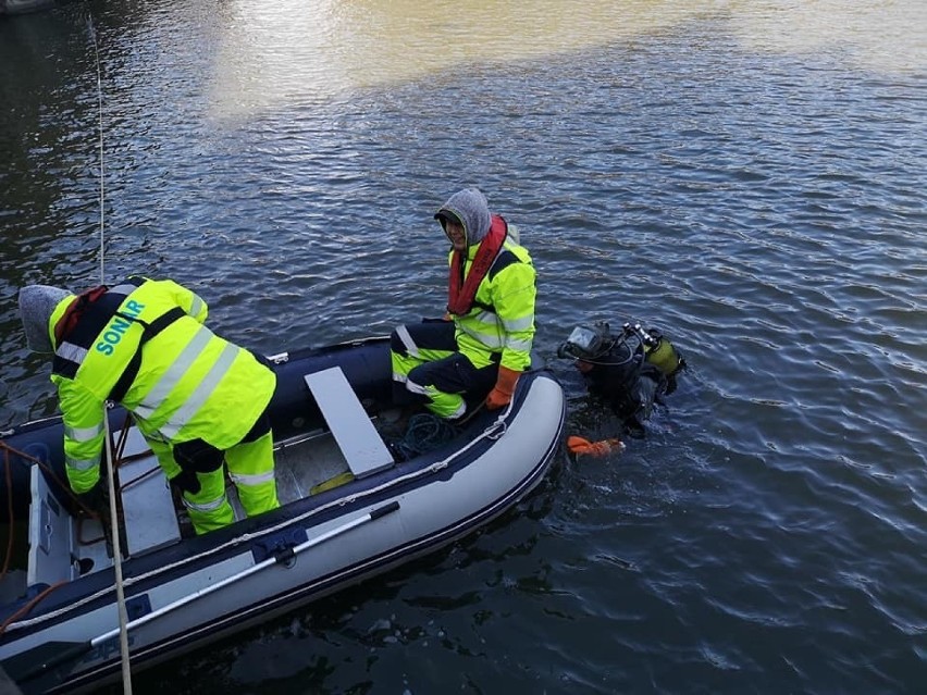 Wrocław. Płetwonurkowie pracują przy remoncie mostów Pomorskich [ZDJĘCIA]