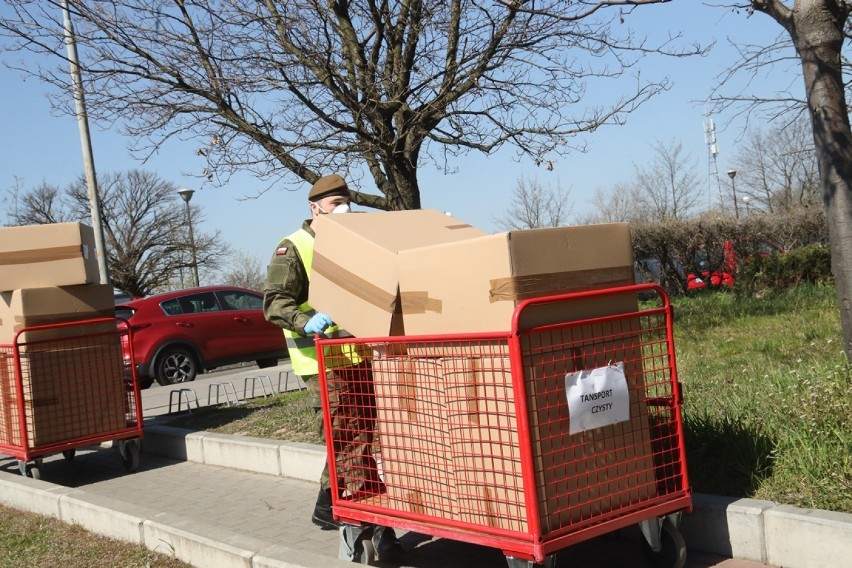 Fartuchy dla pracowników legnickiego szpitala [ZDJĘCIA]