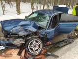 Wypadek w Lipinach. Czołowe zderzenie BMW z osobowym hyundaiem. Jedna osoba została ranna [ZDJĘCIA]