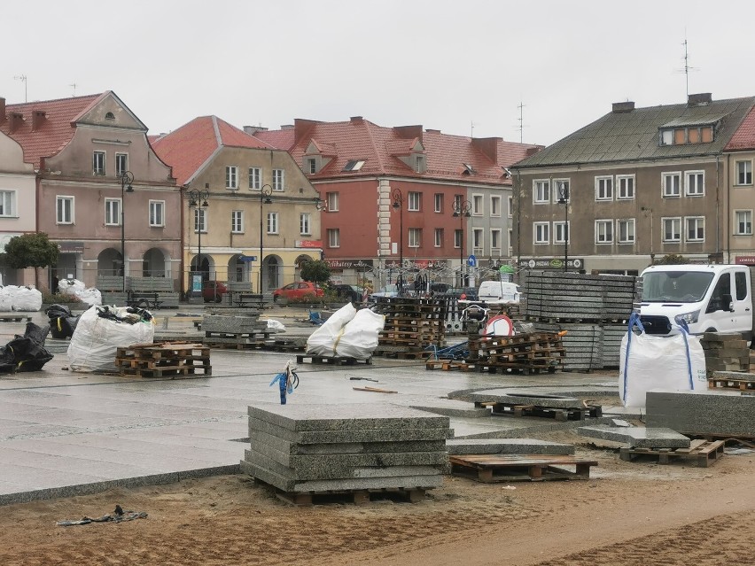 Stary Rynek w Łomży miał być oddany do użytku w 2021 roku. Prace rewitalizacyjne jednak nadal trwają. Po czyjej stronie leży wina? 