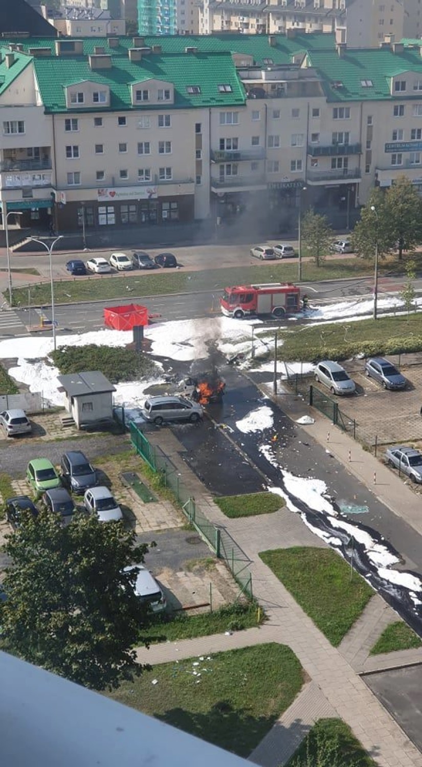 Bemowo: Wybuch samochodu. Nie żyją dwie osoby [ZDJĘCIA]